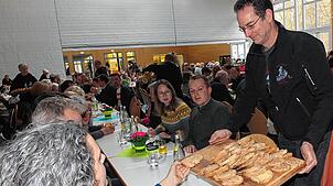 Bei den Butter- und Schmalzbroten wird kräftig zugelangt, wobei auch das Miteinander nicht zu kurz kommt. Bilder: Gerd Jerger