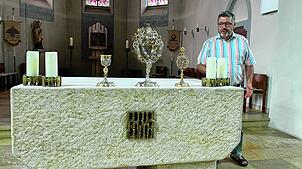 Ottokar Graf präsentiert den Schatz der Worblinger Kirche. Foto: D. Wenzler-Beger