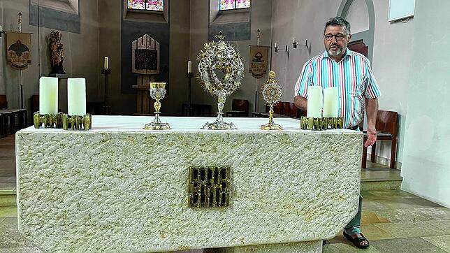 Ottokar Graf präsentiert den Schatz der Worblinger Kirche. Foto: D. Wenzler-Beger