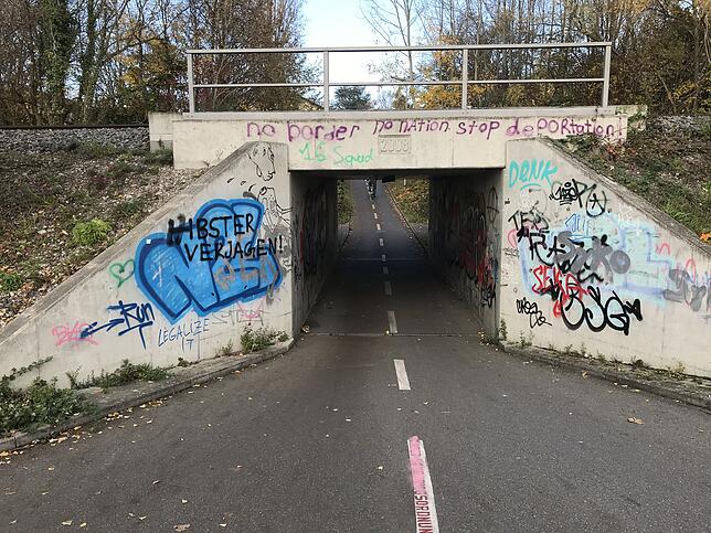 Die Unterquerung der Bahnlinie im Berchengebiet ist seit geraumer Zeit voll mit Graffiti.