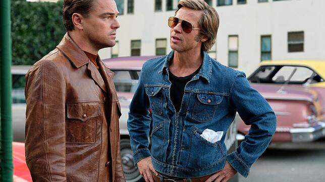 Rick Dalton (Leonardo DiCaprio, links) und Cliff Booth (Brad Pitt) sind Kollegen &ndash; und Freunde. Der Film &bdquo;Once Upon A Time ...