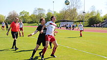 FC Anadolu Radolfzell (schwarze Trikots) gegen SG Reichenau/R.-Waldsiedlung: In der Rückrunde der vergangenen Saison trennten sich beide ...