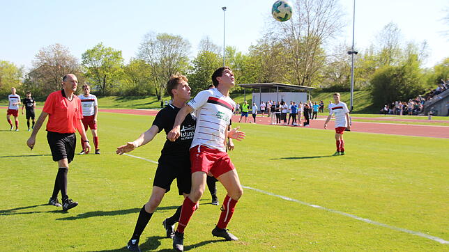 FC Anadolu Radolfzell (schwarze Trikots) gegen SG Reichenau/R.-Waldsiedlung: In der Rückrunde der vergangenen Saison trennten sich beide ...