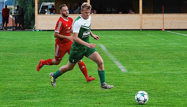 Zwei Treffer: Philipp Kunzelmann (vorn auf dem Archivbild) hatte großen Anteil am 4:2-Sieg des SV Waldhaus beim Spitzenreiter SV BW Murg.