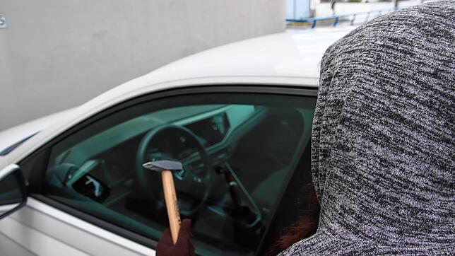 Der Albtraum vieler Autobesitzer: Der Wagen wird aufgebrochen und Wertgegenstände daraus geklaut. Auch im Hegau sind immer wieder Diebe ...