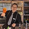 Matthias Wolf arbeitet seit 15 Jahren an der Bar. Gerade bereitet er einen Aperol Spritz für einen seiner Gäste zu.