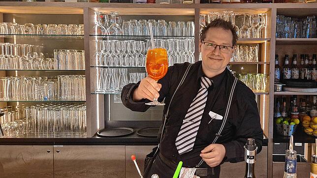 Matthias Wolf arbeitet seit 15 Jahren an der Bar. Gerade bereitet er einen Aperol Spritz für einen seiner Gäste zu.