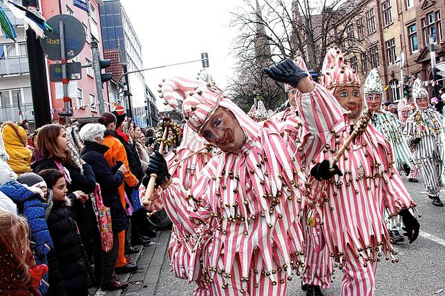 Über 70 Zünfte und Tausende Narren feierten am Fasnet-Samschtig beim Umzug und dem anschließenden närrischem Treiben ein rauschendes und ...