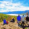 Wanderer blicken vom Bildstein aus auf den Schluchsee. Der Hochschwarzwald will sich diesen Herbst und Winter als sichere ...