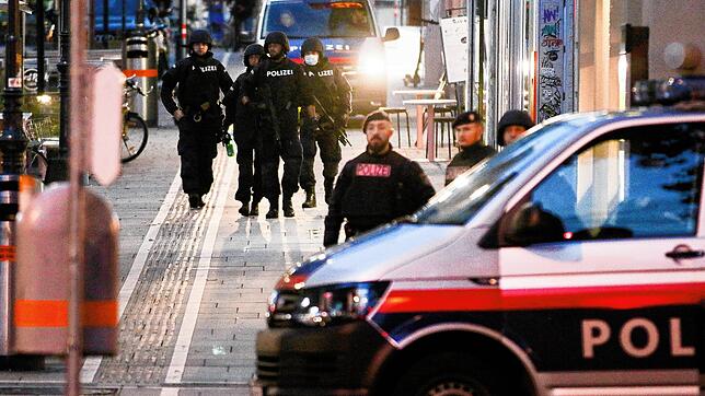 Bewaffnete Polizisten patrouillieren am frühen Morgen im Stadtzentrum. Die Terrorattacke von Wien geht nach den Worten von Österreichs ...