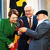 Der Singener Vertreter der Jenischen, Alexander Flügler (rechts), im Gespräch mit Bundespräsident Frank-Walter Steinmeier und dessen ...