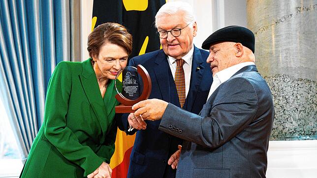 Der Singener Vertreter der Jenischen, Alexander Flügler (rechts), im Gespräch mit Bundespräsident Frank-Walter Steinmeier und dessen ...