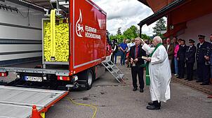 Pater Manfred vom Kloster „Maria Bronnen“ bei der Weihe des neuen Feuerwehrfahrzeuges.