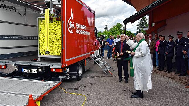 Pater Manfred vom Kloster „Maria Bronnen“ bei der Weihe des neuen Feuerwehrfahrzeuges.