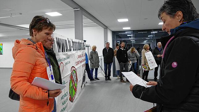 Die Bonndorfer Bürgerinitiative zu Erhaltung und Schutz des Ehrenbachtals macht im Vorfeld der Gemeinderatssitzung in der Stadthalle ...