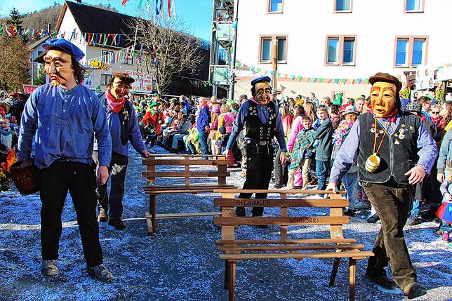 Bild 30: 56 Zünfte am Start beim Kleggau-Narrentreffen - hier die Bilder