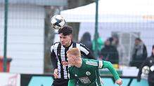 Fabio Liserra (beim Kopfball) hat zwei Tore zum 3:3 des FC 08 Villingen gegen Homburg (David Hummel) beigesteuert. Foto: Roger Müller