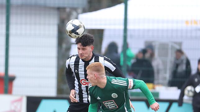 Fabio Liserra (beim Kopfball) hat zwei Tore zum 3:3 des FC 08 Villingen gegen Homburg (David Hummel) beigesteuert. Foto: Roger Müller