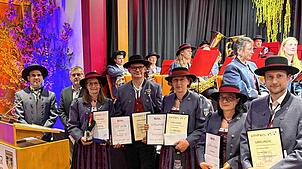Die Geehrten Markus Enderle (von rechts), Andrea Battisti, Carola Keppeler, Elmar Lemmle und Andrea Steiner. Links der Vorsitzende Bernd ...