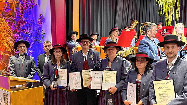 Die Geehrten Markus Enderle (von rechts), Andrea Battisti, Carola Keppeler, Elmar Lemmle und Andrea Steiner. Links der Vorsitzende Bernd ...