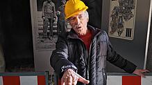 Oswald Burger führt durch den früheren KZ-Stollen in Überlingen-Goldbach. Im Hintergrund links ein Foto zweier Häftlinge, denen die ...