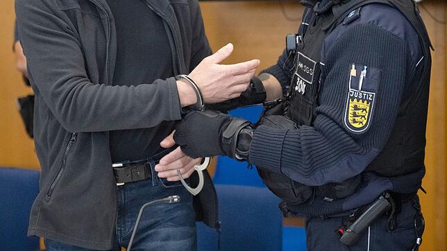 Der Angeklagte muss sich wegen Mordes in zwei Fällen verantworten.