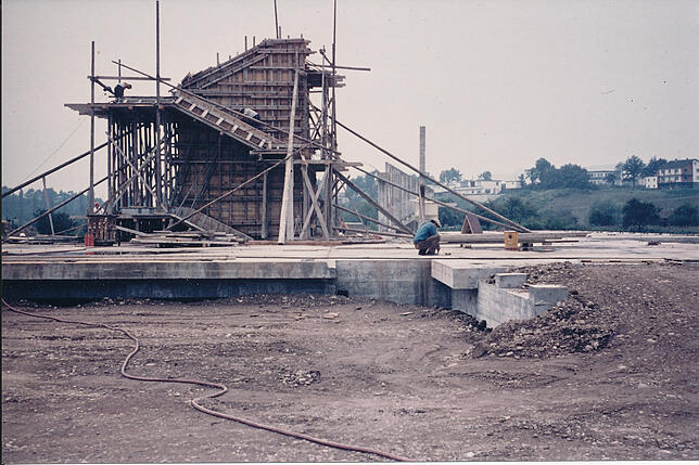 Das Hauptgebäude des Klettgau-Gymnasiums während seiner Entstehung 1968: Nur das Fundament und die Treppenhäuser wurdet betoniert, der ...