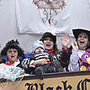Diese Piratenladies auf der Black Cat der Katzenmusik haben richtig Spaß beim Umzug am Mentigmorgen, Wetter hin oder her.