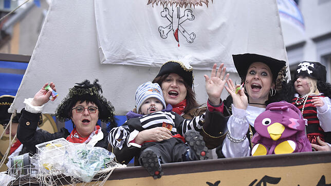 Diese Piratenladies auf der Black Cat der Katzenmusik haben richtig Spaß beim Umzug am Mentigmorgen, Wetter hin oder her.