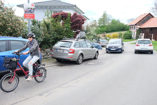 Die Strecke nach Kogenbach, über die Owingerstraße, nennt Angela Reisch lebensgefährlich. Radweg Fehlanzeige. Parkende Autos im ...