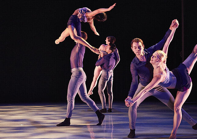 Energiegeladenen therapeutischen Tanz bringt die Peridance Contemporary Dance Company aus New York am 4. August im großen Zelt auf ...