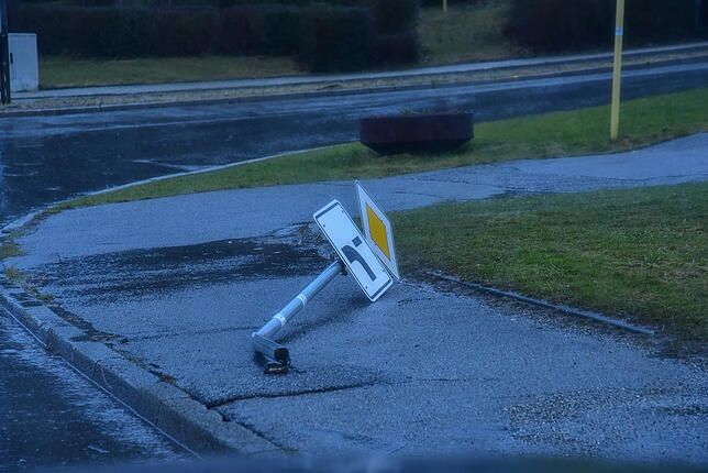 Der Sturm riss sogar dieses Verkehrszeichen auf der Seebauernhöhe um.