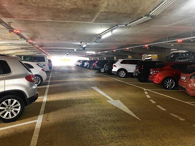 Das Parkhaus am Kornhaus in Waldshut ist bereits am Montagmorgen gut mit Autos aus der Schweiz gefüllt. (Aufnahme vom 15.06.2020) Bild: ...