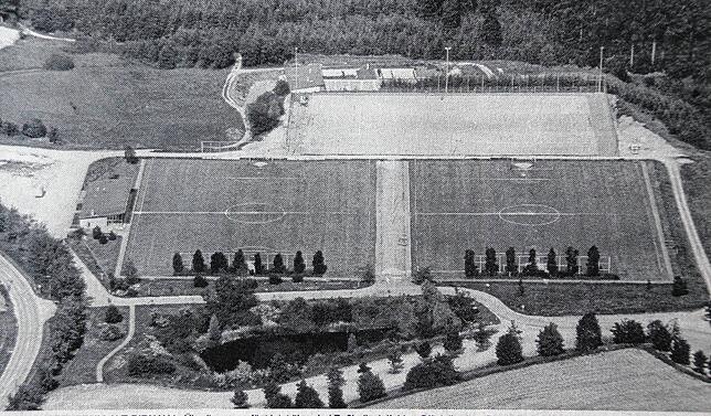 So sah die Sportanlage aus der Vogelperspektive vor 35 Jahren aus. Damals waren die Kunstfasern des Kunstrasens (auf dem Foto der obere ...