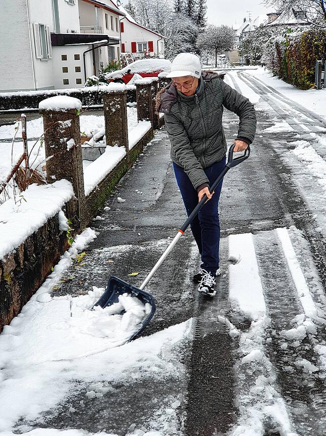 Männer und Frauen schippen Schnee, wie hier in der Beifangstraße in Wutöschingen.