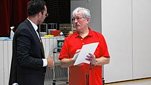 Bürgermeister Johannes Henne (links) verabschiedet SPD-Rat Ernst Deisenberger.