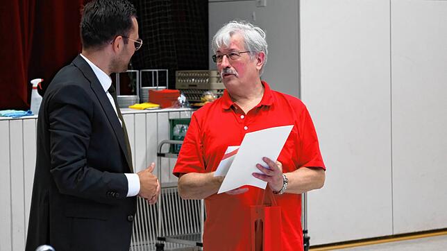 Bürgermeister Johannes Henne (links) verabschiedet SPD-Rat Ernst Deisenberger.