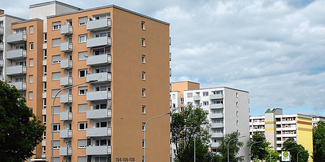 Im Vordergrund die beiden Hochhäuser von Vonovia, in denen die umstrittenen Modernisierungen durchgeführt wurden.