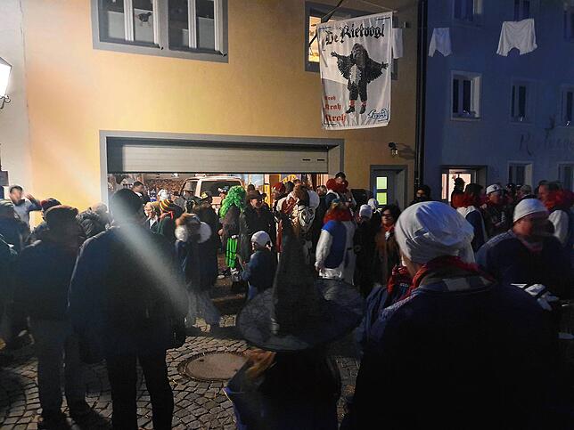 Im Riet am Mentigobed: 100 Personen treffen sich hier und singen Lieder. Die Fasnet hat sich in die Gassen verzogen.