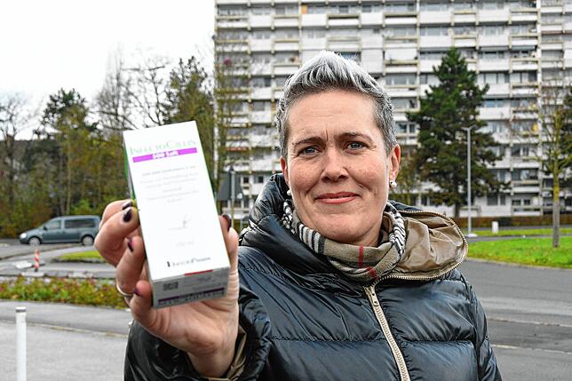 Sandra Oehle mit der letzten Flasche eines Penicillin-Präparats, das sie in der Singener Apotheke am Berliner Platz noch ergattern konnte.