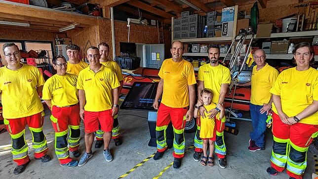 Einige Mitglieder der DLRG Ortsgruppe beim Boot, an dem momentan das Sonar montiert ist.