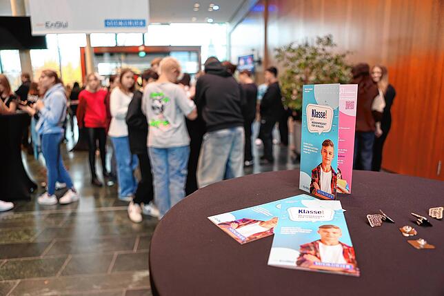 Bild 17: Volles Haus bei „Klasse!“-Veranstaltung in Singen: 850 Schüler lernen Umgang mit Fake News