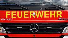 Feuerwehreinsatz in Hänner: Eine Hütte brennt am Sonntag fast vollständig ab. (Symbolbild)
