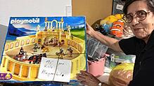 Die Leiterin des Ladens Renate Reinhart zeigt, dass man sogar Playmobilsets im Kleiderladen findet.