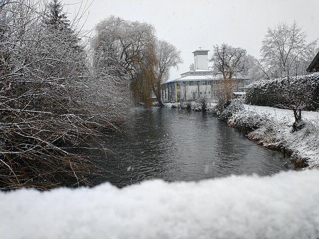 Winterliche Szenen an der Aach in Rielasingen mit Blick auf die Grundschule