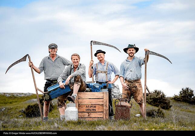 Das Percussion-Quartett Alpin Drums baut Alltagsutensilien zu Musikinstrumenten um.