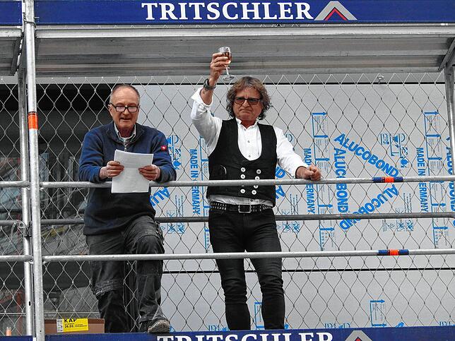 Den Richtspruch sprachen Baustellenleiter Joachim Stoll (links) und Zimmermann Harald Ebi.