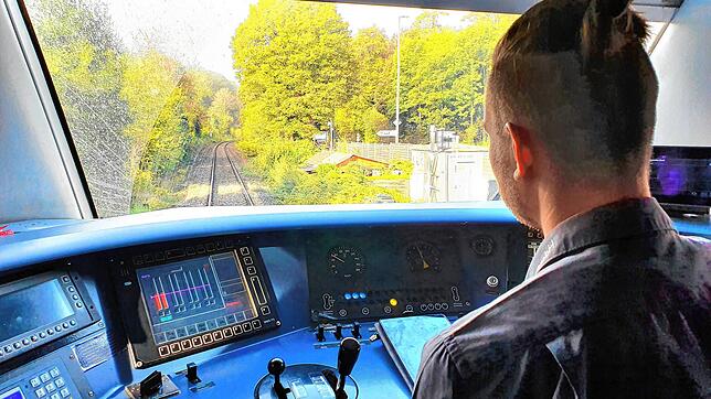 Ein Lokführer in einem Triebwagen. Bei der Bahngesellschaft SWEG wird derzeit gestreikt. Sie betreibt ein Streckennetz, das bis zum ...