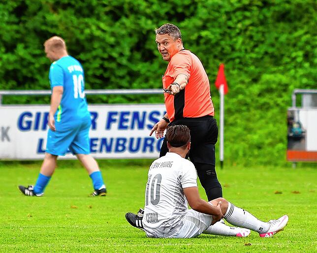Geh duschen: Schiri Ralf Brombacher hatte Unsportliches gehört und verwies den Murger Jason Cerimi (Nr. 10) in der Nachspielzeit mit ...