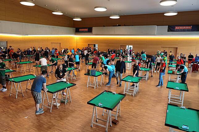 Tipp-Kick läuft gut. 2024 feiert das Spiel sein 100-jähriges Bestehen. Zur Deutschen Meisterschaft kommen damals Tipp-Kick-Spieler aus ...